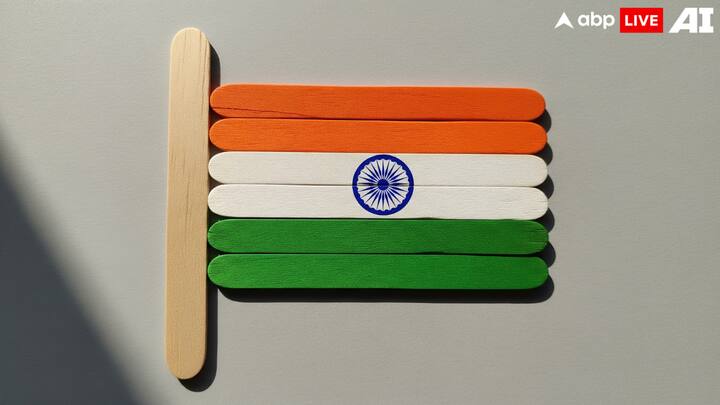 மூவர்ண ஐஸ்கிரீம் குச்சி கொடி  ஆறு ஐஸ்கிரீம் குச்சிகளை காவி, வெள்ளை, பச்சை நிறங்களில் வண்ணம் தீட்டுங்கள். அவற்றை பக்கத்தில் ஒன்றாக ஒட்டி, நடுவில் நீல அசோக சக்கரத்தை ஒட்டுங்கள். பின்னால் ஒரு குச்சியை கொடி கம்பமாக பொருத்துங்கள். குழந்தைகள் இதை நிகழ்ச்சிகளில் பிடித்து செல்லலாம், அணிவகுப்பில் அசைக்கலாம் அல்லது மேசையை அலங்கரிக்கலாம்.படம் மூலம்: ஏபிபி லைவ் ஏஐ)