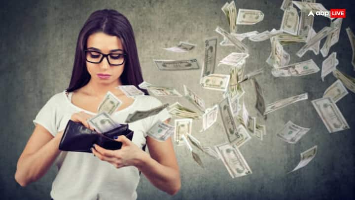 प्रेमानंद महाराज के अनुसार जो व्यक्ति अपने धन, संपत्ति आदि भौतिक सुखों का प्रदर्शन करता है, दिखावा करता है वह मानसिक सुख खौ बैठता है. ऐसे लोगों के पास धन तो होता है लेकिन तनाव कभी पीछा नहीं छोड़ता.