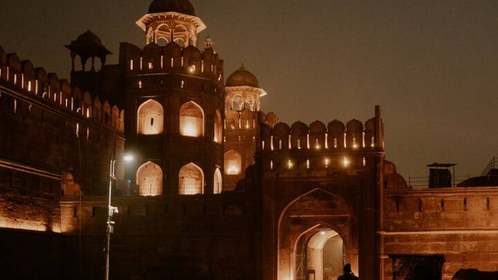 लाल किला साल 2007 में यूनेस्को द्वारा विश्व धरोहर स्थल के रूप में मान्यता भी प्राप्त कर चुका है. हर साल यहां पर लाखों की संख्या में पर्यटक घूमने के लिए आते हैं. शाहजहां ने 1638 में इसे बनवाना शुरू किया था और यह 1648 में बनकर पूरा हुआ था.