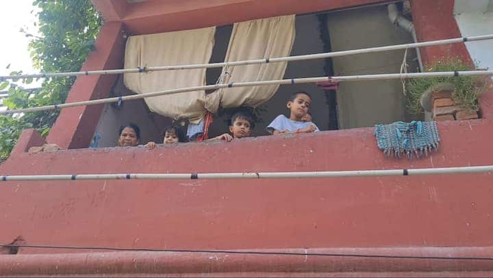 प्रयागराज में बाढ़ की स्थिति भयावह हो गई है, सलोरी इलाका सबसे ज़्यादा प्रभावित है। गंगा नदी का जलस्तर बढ़ने से लोगों के घर पानी में डूब गए हैं और उनकी दिनचर्या पूरी तरह बदल गई है। एक तरफ़ लोगों को खाने-पीने की किल्लत का सामना करना पड़ रहा है, तो दूसरी तरफ़ बिजली न होने से उनकी मुश्किलें और बढ़ गई हैं। प्रतियोगी परीक्षाओं की तैयारी कर रहे छात्र भी फंसे हुए हैं और कई परिवार छतों पर तिरपाल के नीचे रहने को मजबूर हैं। लोग सरकारी मदद और राशन की आस लगाए बैठे हैं।