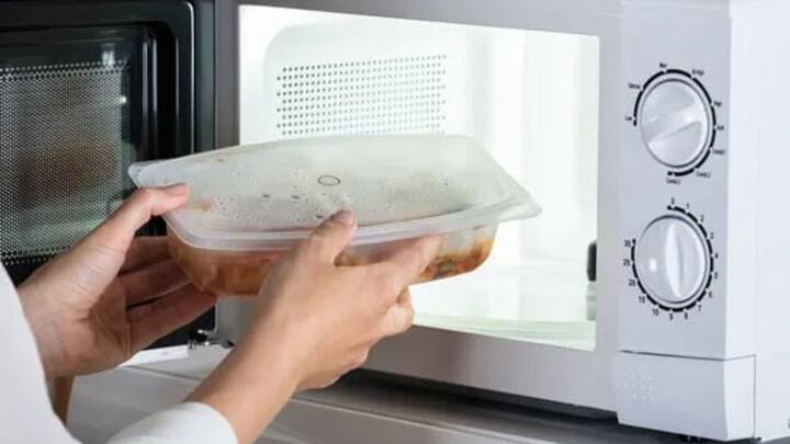 कुछ प्लास्टिक कंटेनर गर्म होने पर पिघल जाते हैं. इससे ना सिर्फ खाना खराब होता है, बल्कि ओवन की अंदरूनी दीवारें भी खराब हो जाती हैं. हमेशा BPA फ्री और माइक्रोवेव सेफ प्लास्टिक ही यूज करें. सस्ता बर्तन महंगा पड़ सकता है