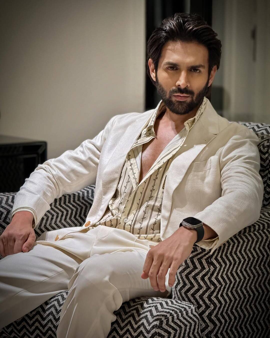 Bollywood's romantic hero Karthik Aryan's real name is Karthik Tiwari. He changed his surname from Tiwari to Aryan to appear in films as he felt perfect for showbiz. Now with this name, actor has become popular in the country and abroad.