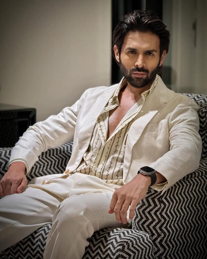 बॉलीवुड के रोमांटिक हीरो कार्तिक आर्यन का असली नाम कार्तिक तिवारी है. फिल्मों में आने के लिए उन्होंने अपना सरनेम तिवारी से बदलकर आर्यन कर लिया क्योंकि उन्हें ये सरनेम शोबिज के लिए परफेक्ट लगा. अब इसी नाम के साथ अभिनेता देश–विदेश में पॉपुलर हो गए हैं.