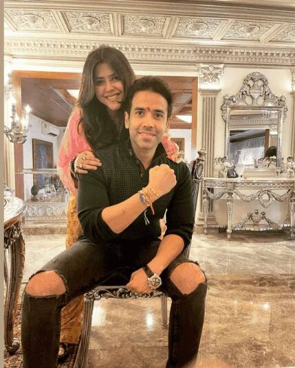 Ekta Kapoor and Tusshar Kapoor have always shown respect and support for each other. Looking at this photo, it is clear that the sister always stands like a rock with her brother as her support. With this message, you should get such a photoshoot with your brother.