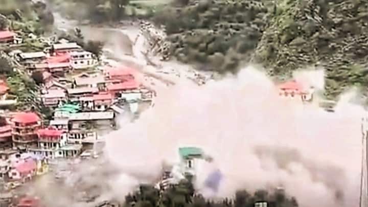 ग्रामीणों का कहना है कि बारिश की शुरुआत होते ही बादल गांव के ऊपर फटा. सबकुछ इतना तेज़ और अचानक हुआ कि कोई कुछ समझ ही नहीं पाया. कुछ लोग अपने बच्चों को बचाते हुए बह गए. कुछ अपने घर छोड़कर निकल ही नहीं पाए.