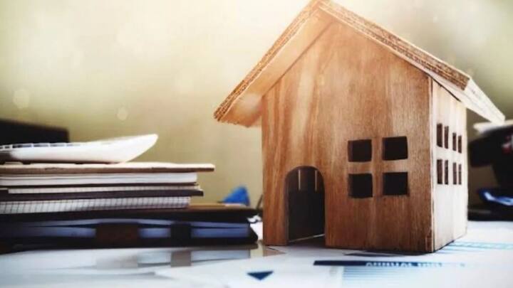 स्व-अर्जित संपत्ति के मामले में मालिक को यह हक होता है कि वह अपनी संपत्ति किसी को भी दे या न दे. ऐसे में पिता चाहे तो वसीयत बनाकर अपने लिव-इन पार्टनर से हुए बच्चे को संपत्ति दे सकता है. लेकिन बिना वसीयत के ऐसे बच्चे का इस संपत्ति पर कानूनी अधिकार नहीं बनता.