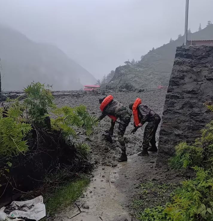 धामी ने धराली में हुए भारी नुकसान पर दुख व्यक्त किया और कहा कि प्रभावित परिवारों को यथासंभव मदद प्रदान की जाएगी। उन्होंने बताया कि सेना, राज्य आपदा प्रतिवादन बल (एसडीआरएफ), राष्ट्रीय आपदा प्रतिवादन बल (एनडीआरएफ) और जिला प्रशासन की टीमें राहत एवं बचाव कार्यों में युद्धस्तर पर काम कर रही हैं। धामी ने अधिकारियों को प्रभावित लोगों को एयरलिफ्ट करने और उनके लिए तुरंत भोजन, कपड़े और दवाइयाँ भेजने के निर्देश दिए। उन्होंने अधिकारियों को वायु सेना के एमआई-17 की मदद लेने के भी निर्देश दिए। मुख्यमंत्री ने भारतीय प्रशासनिक सेवा (आईएएस) के तीन वरिष्ठ अधिकारियों मेहरबान सिंह बिष्ट, अभिषेक रुहेला और गौरव कुमार को नोडल अधिकारी नियुक्त करने के निर्देश दिए हैं जो उत्तरकाशी जाकर बचाव एवं राहत कार्यों की निगरानी करेंगे।