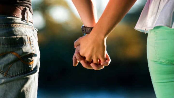 लिव-इन रिलेशनशिप को भारतीय न्याय व्यवस्था ने कुछ शर्तों के साथ मान्यता दी है. सुप्रीम कोर्ट और हाई कोर्ट कई मामलों में साफ कर चुके हैं कि अगर रिश्ता लंबे समय तक चला है. तो इसे शादी के बराबर माना जा सकता है. लेकिन बच्चे के अधिकार को लेकर नियम कुछ अलग हैं.