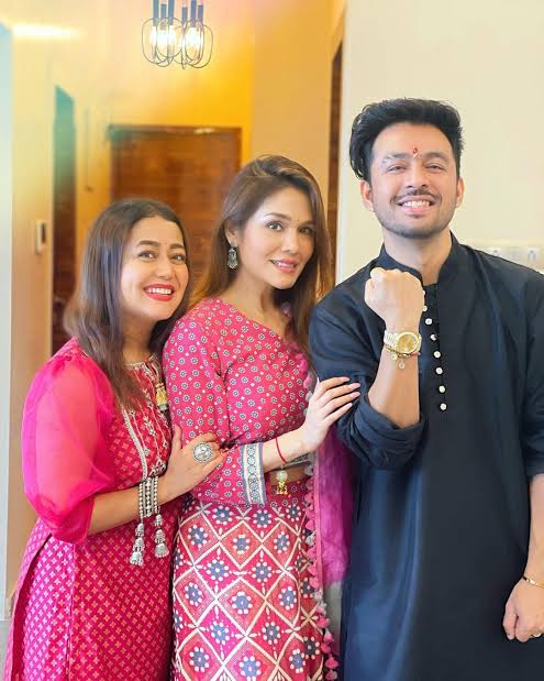 Neha Kakkar has a friend's relationship with her sister Sonu and brother Tony. While showing the love -filled relationship with your siblings, you should also try this pose.
