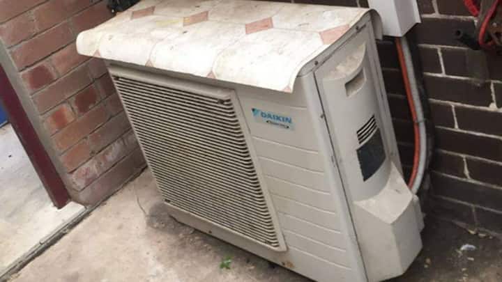 अगर आपका आउटडोर यूनिट बारिश में खराब हो गया है. तो सबसे पहले सर्विस सेंटर को कॉल करें. किसी लोकल टेक्नीशियन से पहले कंपनी के अधिकृत टेक्नीशियन से जांच कराएं. बिना अप्रूवल या छेड़छाड़ की वजह से क्लेम रिजेक्ट हो सकता है.