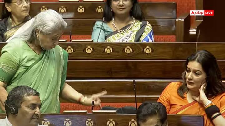 दरअसल, 30 जुलाई 2025 को राज्यसभा में ऑपरेशन सिंदूर पर चर्चा चल रही थी. उस दिन राज्यसभा का एक वीडियो सोशल मीडिया पर वायरल हो गया. वो वीडियो सपा की वरिष्ठ सांसद और फिल्म अभिनेत्री जया बच्चन का था.