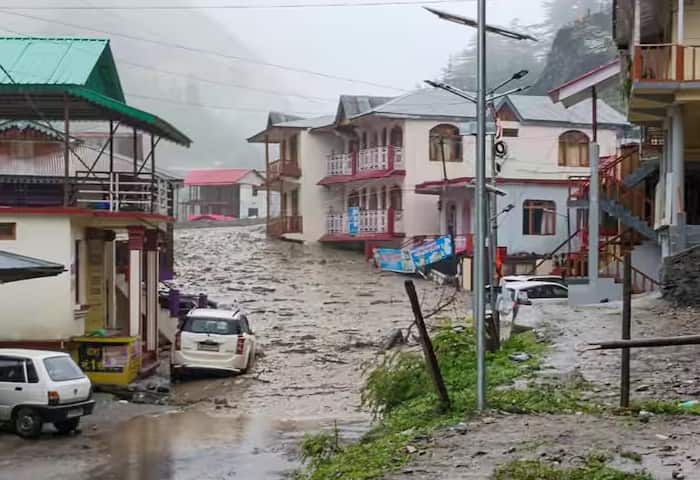 सुमन ने बताया कि हर्षिल में मौजूद सेना की एक टीम तुरंत मौके पर पहुंची और बचाव अभियान शुरू किया, लेकिन खराब मौसम और सड़कों के कारण अन्य स्थानों से टीम को पहुंचने में काफी दिक्कतों का सामना करना पड़ा।मौके पर जाने से पहले उत्तरकाशी के जिलाधिकारी प्रशांत आर्य ने बताया कि शुरुआती जानकारी के अनुसार, घटना में चार लोगों की मौत हो गई है।