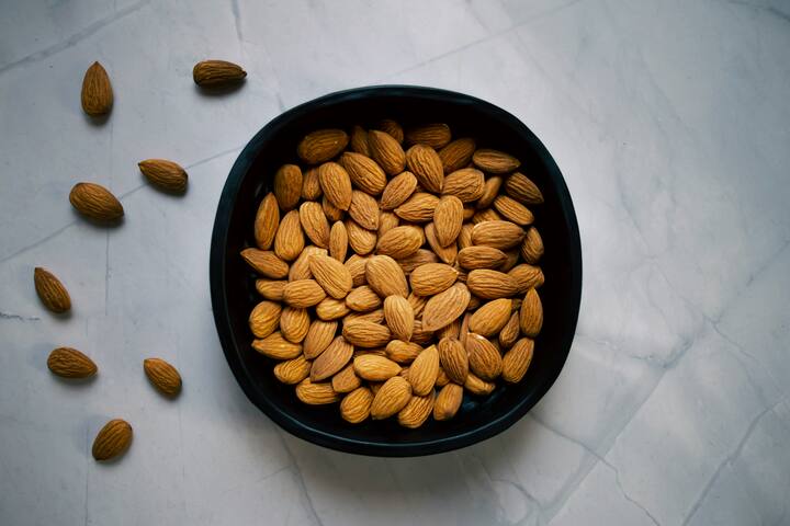 सुकामेवा जसे अक्रोड, बदाम आणि काजू हे ओमेगा-३ फॅटी अॅसिड्स आणि मॅग्नेशियमने समृद्ध असतात, जे मानसिक आरोग्यासाठी उत्तम आहेत