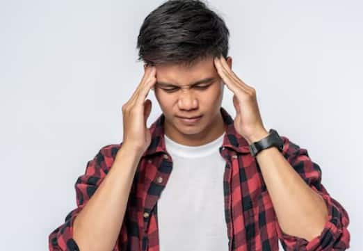 सिरदर्द और माइग्रेन: अंधेरे में स्क्रीन की ब्राइटनेस आंखों और मस्तिष्क पर दबाव डालती है जिससे माइग्रेन या लगातार सिरदर्द की शिकायत हो सकती है.