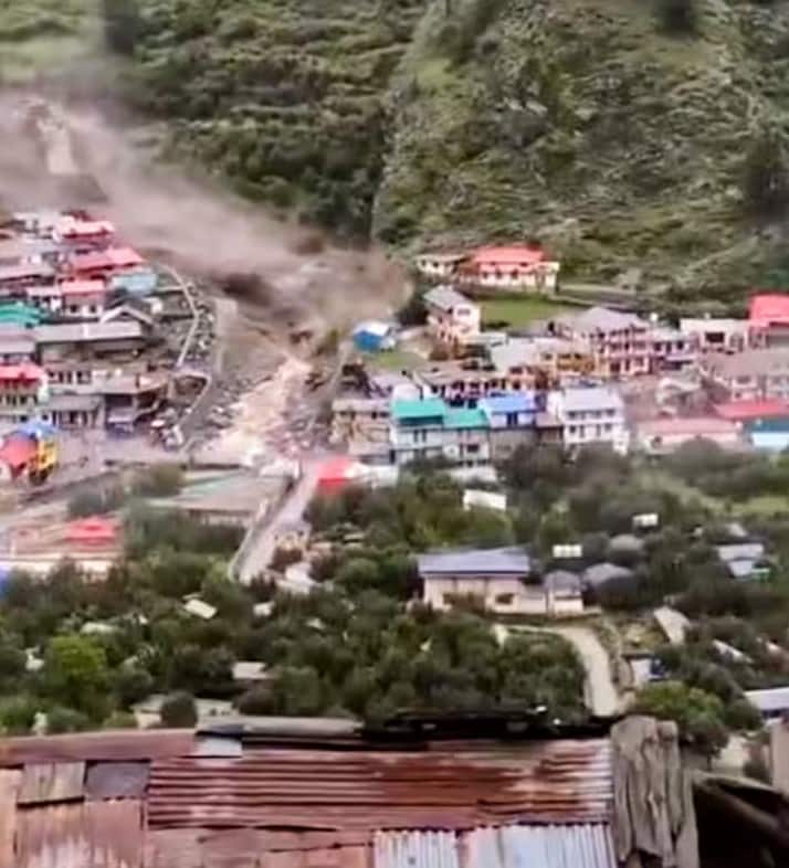 अधिकारियों ने बताया कि दोपहर में हुई इस घटना में कम से कम आधा गाँव मलबे और कीचड़ में दब गया। बाढ़ के पानी और मलबे के तेज़ बहाव के कारण तीन-चार मंजिला मकानों समेत आस-पास की इमारतें ढह गईं। उन्होंने बताया कि खीर गंगा नदी के जलग्रहण क्षेत्र में बादल फटने से यह विनाशकारी बाढ़ आई। धराली इस त्रासदी से प्रभावित होने वाला अकेला स्थान नहीं था। राज्य आपदा प्रबंधन सचिव विनोद कुमार सुमन ने बताया कि तेज़ बहाव वाली बाढ़ एक ही पहाड़ी के दो अलग-अलग छोर से बह रही थी, एक धराली की ओर और दूसरा सुक्की गाँव की ओर।