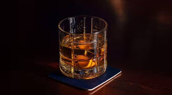 જ્યારે તમે દારૂ પીઓ છો ત્યારે કેટલાક ઝેરી પદાર્થો બને છે, જે લીવરને નુકસાન પહોંચાડે છે. જો તમે દરરોજ વધુ પડતો દારૂ પીઓ છો તો આ નુકસાન વધે છે.