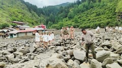 धराली तबाही के बाद मलबे में दबे कई मकान, सेना का रेस्क्यू ऑपरेशन जारी, तस्वीरों में देखें मंजर