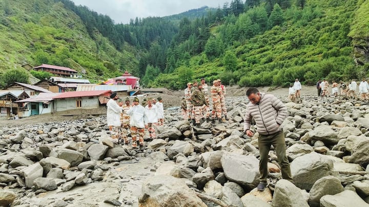 धराली में बादल फटने और भूस्खलन की घटना के बाद ग्राउंड जीरो से कई तस्वीरें सामने आई हैं, जिसमें घरों और अन्य इमारतों को भारी नुकसान पहुंचा है.