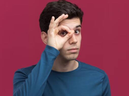 రాత్రిపూట చీకటిలో స్క్రీన్ చూడటం వల్ల కళ్లు త్వరగా అలసిపోతాయి. పొడిబారిపోతాయి. మంట, కళ్లు అస్పష్టంగా కనిపించడం జరుగుతాయి. ఎక్కువకాలం ఇదే అలవాటు అయితే కంటి చూపును బలహీనపడుతుంది.