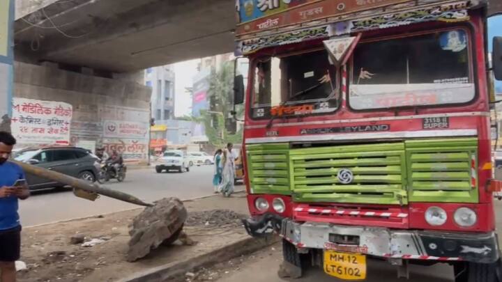 ट्रकचे ब्रेक निकामी होऊन चारचाकी वाहनांना धडकला. अपघातात अनेक चारचाकी गाड्यांचे नुकसान झाले आहेत.