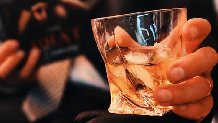 આપણે હંમેશા સાંભળતા આવ્યા છીએ કે દારૂ આપણા માટે ખરાબ છે. દારૂ ક્યારે આપણા લીવરને નુકસાન પહોંચાડવાનું શરૂ કરે છે અને તેના લક્ષણો શું છે? લીવર આપણા શરીરનો ખૂબ જ મહત્વપૂર્ણ ભાગ છે. તે લોહીને સાફ કરે છે, ઉર્જાનો સંગ્રહ કરે છે અને હાનિકારક પદાર્થોને તોડે છે, પરંતુ વધુ પડતો દારૂ પીવાથી લીવરને નુકસાન થવા લાગે છે.