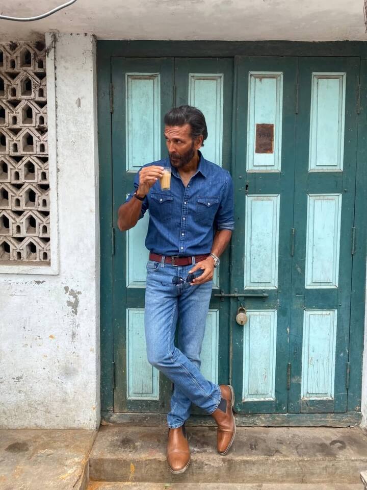 मिलिंद सोमन के डिनर की बात करें तो वो एक प्लेट सब्जी और भाजी खाते हैं. अगर ज्यादा भूख लग रही है तो खिचड़ी का सेवन करते हैं. सोने से पहले गर्म पानी में थोड़ी सी हल्दी मिलाकर गुड़ के साथ लेते हैं.