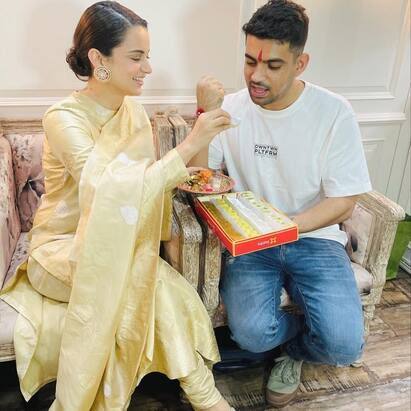In this photo, there is a glimpse of brother -in -law's cute and naughty relationship. Like Kangana Ranaut, you also click on such a picture while congratulating Rakshabandhan by feeding your younger brother sweets.