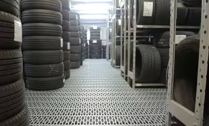 ਨਾਈਟ੍ਰੋਜਨ ਦੇ ਕਾਰਨ, ਟਾਇਰ ਦਾ ਤਾਪਮਾਨ ਘੱਟ ਰਹਿੰਦਾ ਹੈ, ਜਿਸ ਨਾਲ ਟਾਇਰਾਂ ਦੀ ਘਿਸਾਈ ਘੱਟ ਜਾਂਦੀ ਹੈ ਅਤੇ ਟਾਇਰ ਦੀ ਉਮਰ ਵਧ ਜਾਂਦੀ ਹੈ। ਭਾਰਤ ਵਿੱਚ ਹਾਲ ਹੀ ਵਿੱਚ ਟਾਇਰਾਂ ਵਿੱਚ ਨਾਈਟ੍ਰੋਜਨ ਗੈਸ ਭਰਨਾ ਸ਼ੁਰੂ ਕੀਤਾ ਗਿਆ ਹੈ। ਇਹ ਵਿਦੇਸ਼ਾਂ ਵਿੱਚ ਲੰਬੇ ਸਮੇਂ ਤੋਂ ਚੱਲ ਰਿਹਾ ਹੈ।