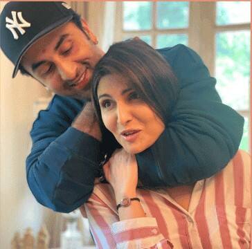 This picture of Ranbir Kapoor and his sister Riddhima reflects his funny style and zealous personality. If you also share a similar chemistry with your sibling, then definitely try this pose.