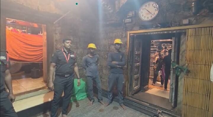 देवीच्या सिंहाच्या गाभाऱ्यातील जीर्णोद्धाराच्या कामासाठी दर्शन बंद करण्यात येणार आहे. कारण, पुरातत्व खात्याकडून येथे काम सुरू करण्यात आलं आहे.