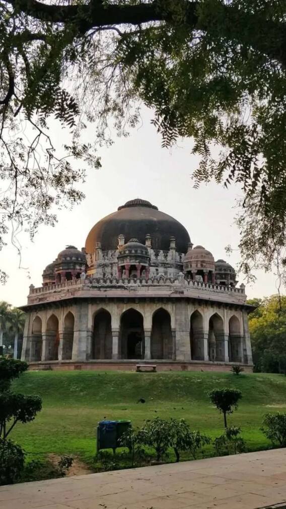 ना कैफ़े, ना मूवी… इस बार लव को लोधी गार्डन की हरियाली में महसूस करो