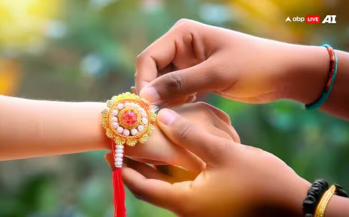 ਰੱਖੜੀ ਵਾਲੇ ਦਿਨ ਭਰਾ ਦੇ ਗੁੱਟ 'ਤੇ ਰੱਖੜੀ ਬੰਨ੍ਹਣ ਵੇਲੇ ਭੈਣ ਨੂੰ ਸ਼ੁਭ ਸਮਾਂ, ਸਹੀ ਤਰੀਕਾ, ਸਹੀ ਦਿਸ਼ਾ ਆਦਿ ਵਰਗੀਆਂ ਕਈ ਗੱਲਾਂ ਦਾ ਧਿਆਨ ਰੱਖਣਾ ਪੈਂਦਾ ਹੈ। ਕਿਉਂਕਿ ਜਾਣਬੁੱਝ ਕੇ ਜਾਂ ਅਣਜਾਣੇ ਵਿੱਚ ਕੀਤੀਆਂ ਗਈਆਂ ਗਲਤੀਆਂ ਕਈ ਵਾਰ ਰਿਸ਼ਤੇ ਵਿੱਚ ਦਰਾਰ ਪੈਦਾ ਕਰ ਦਿੰਦੀਆਂ ਹਨ। ਇਸ ਲਈ ਇਸ ਪਵਿੱਤਰ ਦਿਨ 'ਤੇ ਅਜਿਹੀ ਕੋਈ ਗਲਤੀ ਨਾ ਕਰੋ। ਜਾਣੋ ਰੱਖੜੀ ਨਾਲ ਜੁੜੇ ਮਹੱਤਵਪੂਰਨ ਨਿਯਮ।