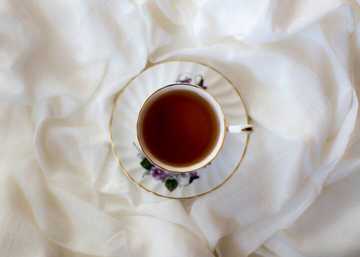 ब्लॅक टी मध्य पॉलीफिनॉल्स शरीरातील चरबी कमी करण्यास मदत करतात.