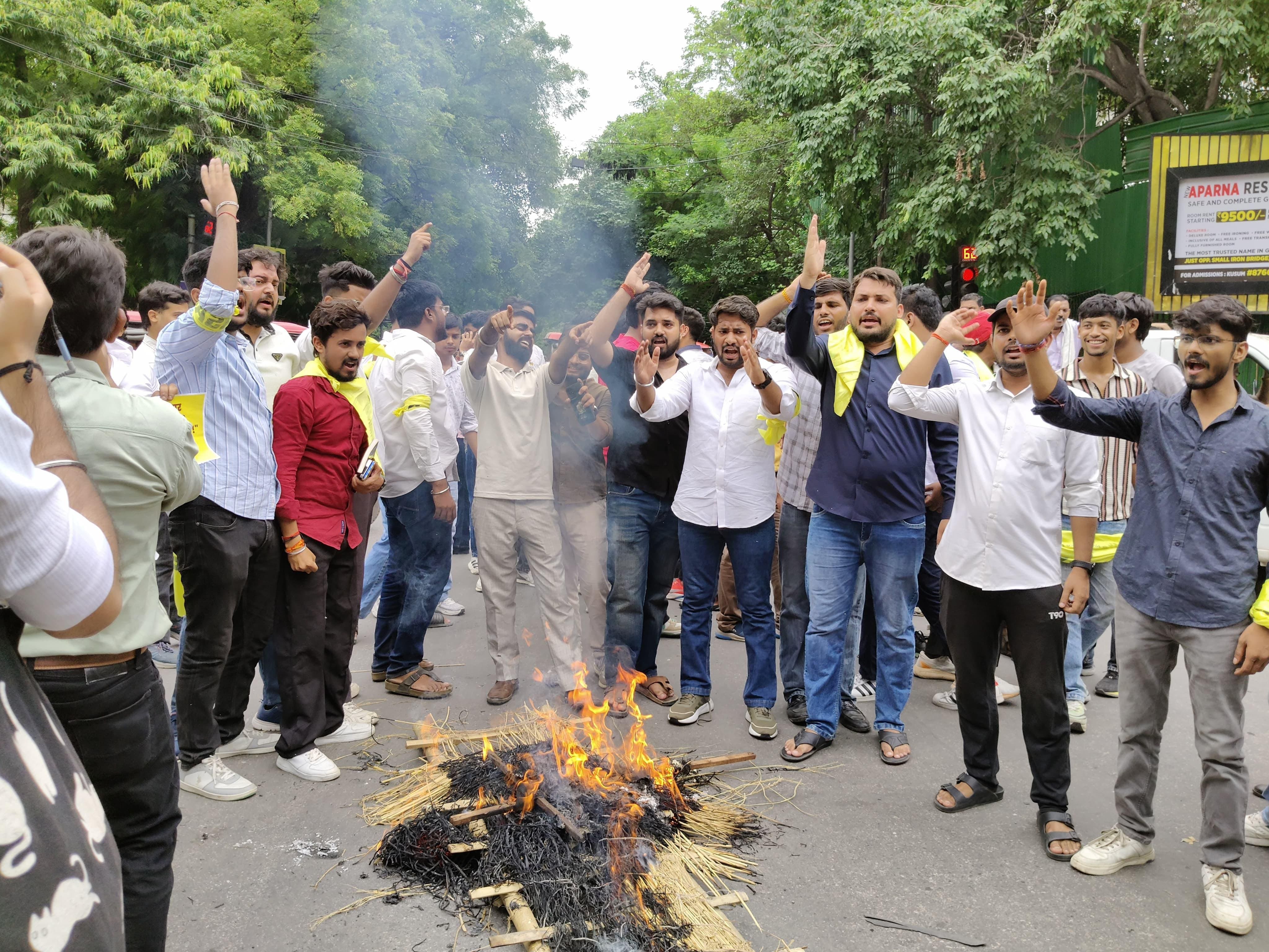 दिल्ली: SSC परीक्षा में भ्रष्टाचार के खिलाफ AAP की छात्र इकाई का प्रदर्शन, निष्पक्ष जांच की मांग