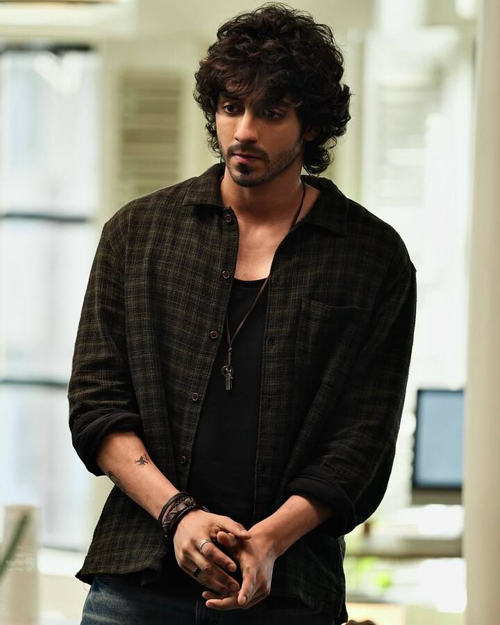 इस लिस्ट के सबसे पहले नंबर पर चंकी पांडे के भतीजे अहान पांडे का नाम शामिल है. 18 जुलाई को उनकी पहली फिल्म 'सैयारा' थिएटर्स में रिलीज हुई और फिल्म को ऑडियंस का बेशुमार प्यार मिला. फिल्म ने अब तक 302.1 करोड़ की जबरदस्त कमाई कर ली है.