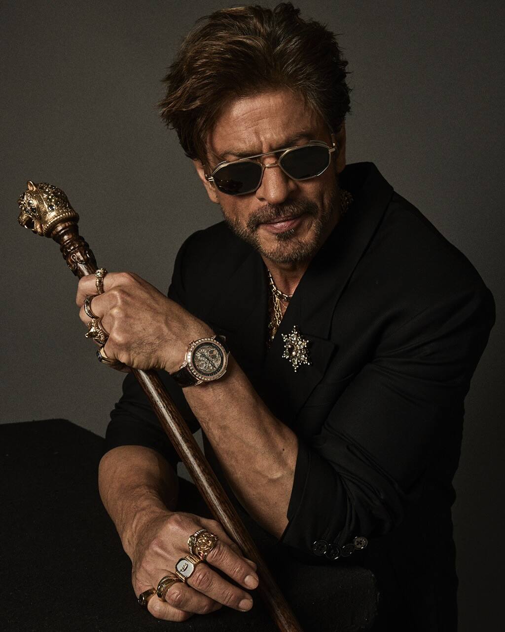 You will be surprised to know that Shah Rukh Khan has also changed his original name to stage name. The actor lives with his grandparents in childhood and named him Abdul Rashid Khan. When the actor returned to his parents, he changed this name to Shah Rukh Khan.