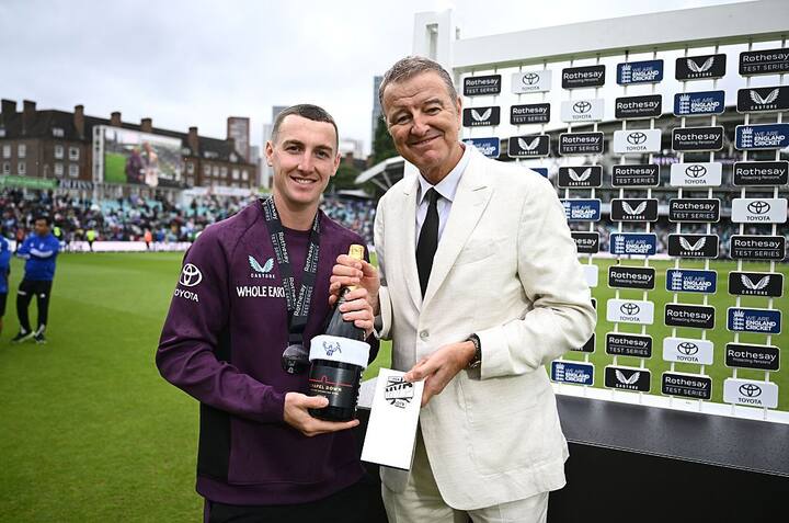 अलिकडच्या काही वर्षांपासून इंग्लंडमध्ये असे ठरवले गेले आहे की कसोटी मालिका कोणतीही असो, ती मालिका कोण जिंकेल यावर अवलंबून न ठेवता, दोन्ही संघांतील प्रत्येकी एका खेळाडूला 'प्लेयअर ऑफ द सिरीज' दिला जाईल. या निवडीची जबाबदारी दोन्ही संघांचे मुख्य प्रशिक्षक (हेड कोच) यांच्यावर सोपवण्यात आली आहे.