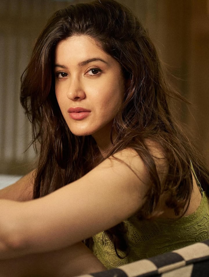 शनाया कपूर ने 'आंखों की गुस्ताखियां' से बॉलीवुड में डेब्यू किया. एक्ट्रेस के पिता संजय कपूर अपने समय के पॉपुलर एक्टर थे. उनके चाचा बोनी कपूर और अनिल कपूर का भी हिंदी सिनेमा जगत में बड़ा नाम है. शनाया की फिल्म भी बॉक्स ऑफिस पर अच्छा परफॉर्म नहीं कर पाई और फिल्म के खाते में सिर्फ 1.61 करोड़ ही जमा हुए.