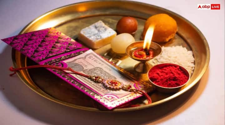 थाली में रखें ये चीजें (Rakshabandhan Thali)- राखी बांधने से पहले थाली अच्छी तरह तैयार कर लें. सुनिश्चित कर लें कि पूजा की थाली में अक्षत, दीपक, घी, मिठाई, राखी, नारियल, रोली और जल आदि जैसी चीजें अवश्य हो. इन चीजों के बगैर रक्षाबंधन की थाली अधूरी मानी जाती है.