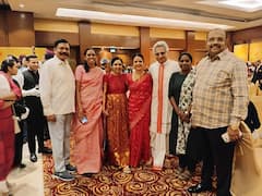 सोनिया गांधी, अखिलेश-डिंपल, प्रियंका चतुर्वेदी, तस्वीरों में देखें महुआ-पिनाकी के रिसेप्शन में कौन-कौन पहुंचा?