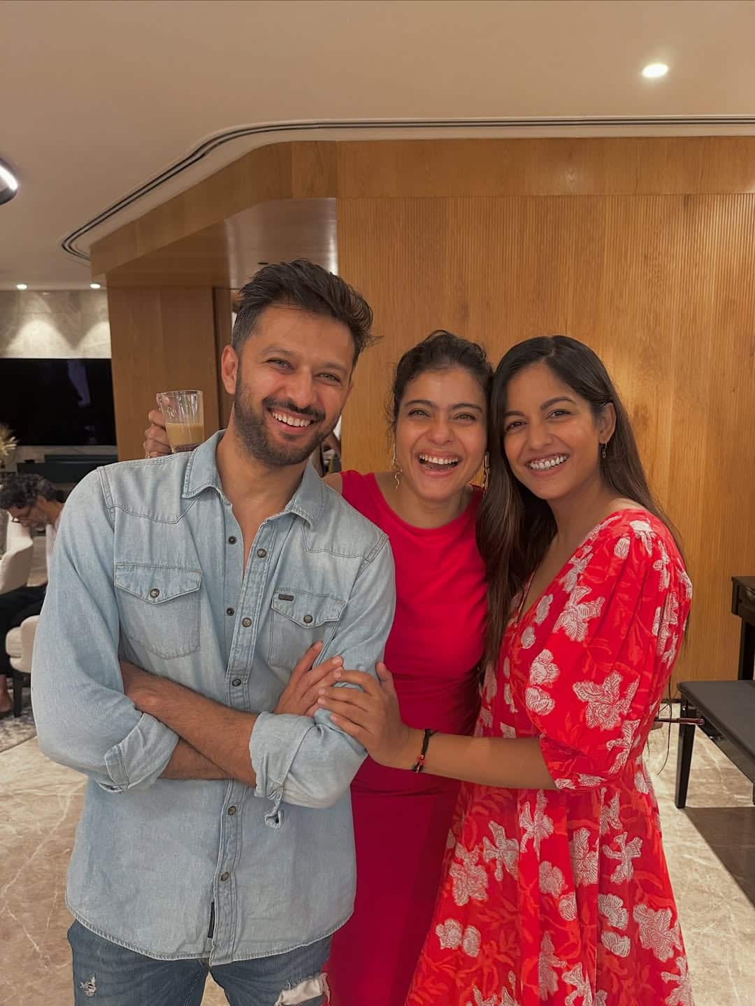 Kajol and Ishita's husband Vatsal Seth's birthday is on the same day. Which everyone celebrated together. Ishita has shared photos of birthday celebrations on social media.