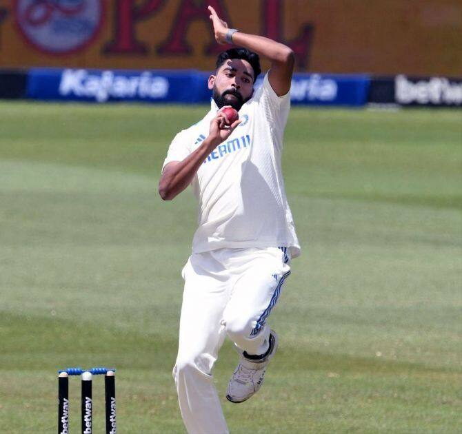 मुख्य प्रशिक्षकाची रणनीती तिन्ही फॉरमॅटसाठी (टी-20, कसोटी आणि एकदिवसीय) वेगवेगळ्या संघांना तयार करणे अशी आहे, ज्यामध्ये असे दिसते की सिराजचे स्थान एकदिवसीय आणि कसोटीमध्ये निश्चित आहे परंतु टी-20 मध्ये नाही.