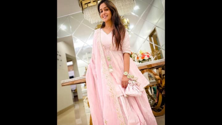 7. Blush Pink Dreamy Fit: Dipika Kakar looks effortlessly graceful in this blush pink Anarkali suit, featuring delicate gota work and subtle mirror accents along the dupatta and sleeves. The soft pastel shade is a timeless pick for Raksha Bandhan 2025, lending a touch of sophistication and warmth ideal for celebrating the festive season. The addition of a coordinated potli bag and a floral statement bracelet finishes the look with ethnic finesse. Dipika’s minimal makeup and flowing hair keep the focus on her radiant outfit and festive glow. (Image Source: Instagram/@ms.dipika)