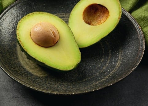 एवोकाडो: एवोकाडो में हेल्दी फैट्स, पोटैशियम और फोलेट पाया जाता है जो ब्रेन फंक्शन को बेहतर बनाता है. यह डोपामिन जैसे 