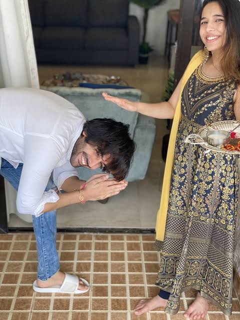 Along with being cute, this photo of Karthik Aryan and his sister Kritika Tiwari also shows how much you respect your siblings. You can also get such a photoshoot done with your siblings in this Rakshabandhan.