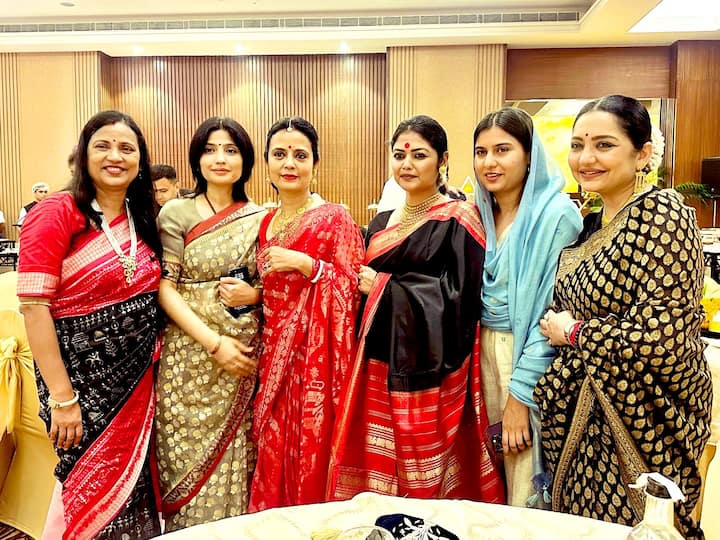 सोशल मीडिया पर वायरल तस्वीरों में इस जोड़े को मेहमानों का गर्मजोशी से स्वागत करते और राजनीति व सार्वजनिक जीवन के दोस्तों व सहयोगियों से आशीर्वाद लेते हुए देखा जा सकता है.