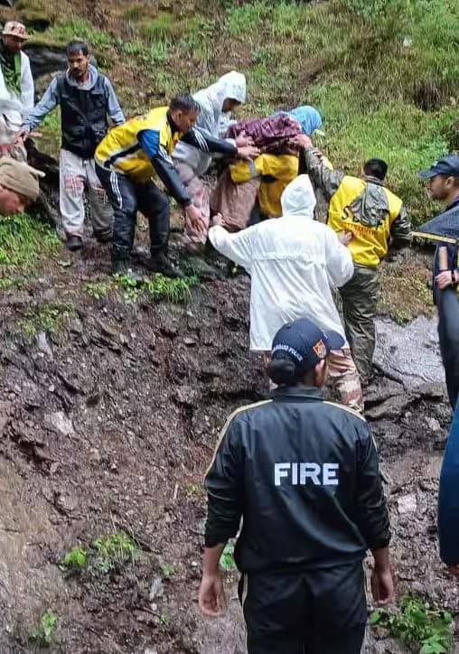 केंद्रीय गृह मंत्री अमित शाह ने भी धामी से बात की और प्रभावित लोगों की मदद के लिए सात बचाव दल भेजने का आदेश दिया। रक्षा मंत्री राजनाथ सिंह ने कहा कि केंद्र और राज्य सरकारें मिलकर काम कर रही हैं और जान बचाने के लिए हर संभव कदम उठा रही हैं। ऋषिकेश स्थित अखिल भारतीय आयुर्विज्ञान संस्थान (एम्स) में घायलों के लिए बिस्तर आरक्षित कर दिए गए हैं और एम्बुलेंस धराली पहुँच गई हैं। मुख्यमंत्री धामी ने अपना आंध्र प्रदेश दौरा बीच में ही छोड़कर देहरादून लौटकर अधिकारियों के साथ बैठक कर स्थिति का जायजा लिया।