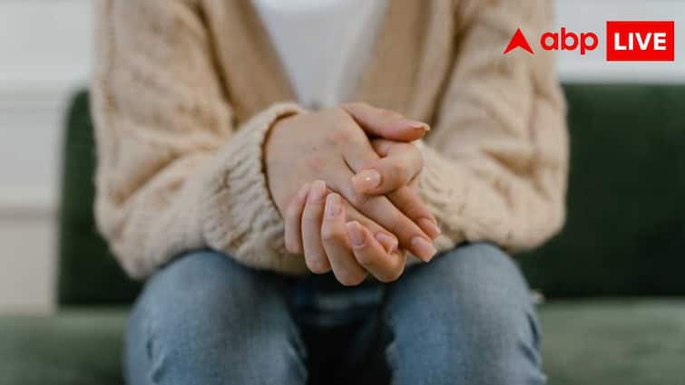 काम करते-करते हाथों में होने लगती है झनझनाहट, कहीं इस गंभीर बीमारी से तो नहीं जूझ रहे आप? काम करते-करते हाथों में होने लगती है झनझनाहट, कहीं इस गंभीर बीमारी से तो नहीं जूझ रहे आप?