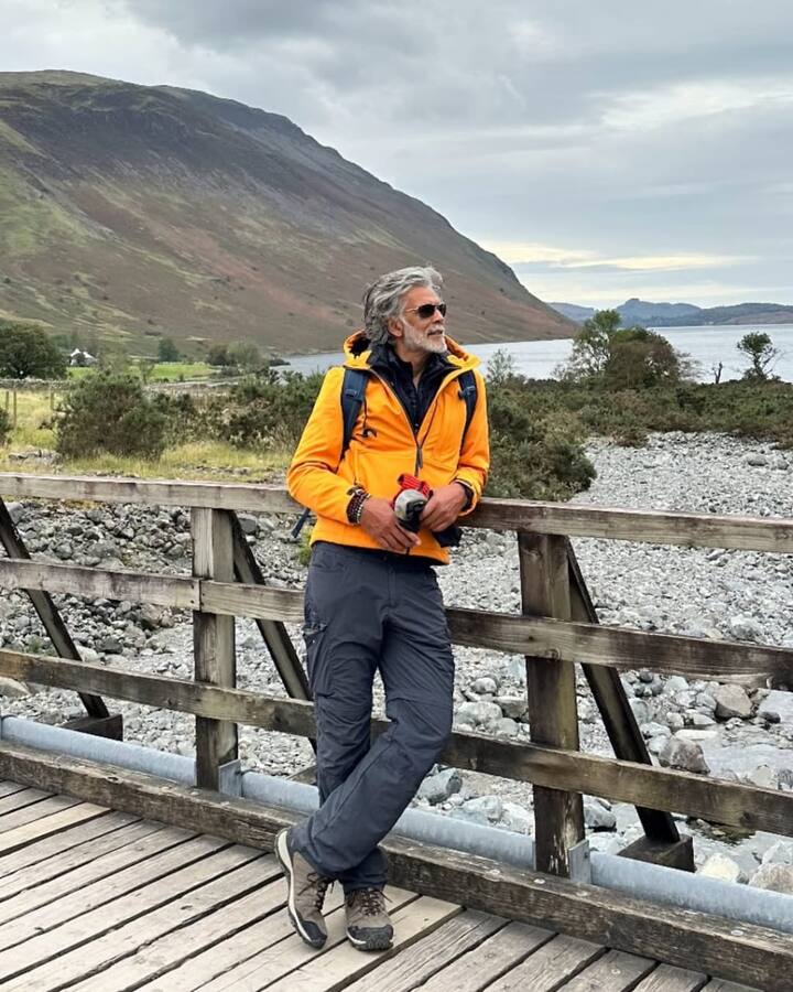 मिलिंद सोमन तला हुआ और प्रोसेस्ड फूड्स खाना अवॉइड करते हैं. इसलिए वो नाश्ते में नट्स के साथ 1 गिलास जूस भी पीते हैं. इसके साथ ही वो पपीता और एक खरबूज भी खाते हैं. उनके सुबह के नाश्ते में एक सीजनल फ्रूट भी शामिल होता है.