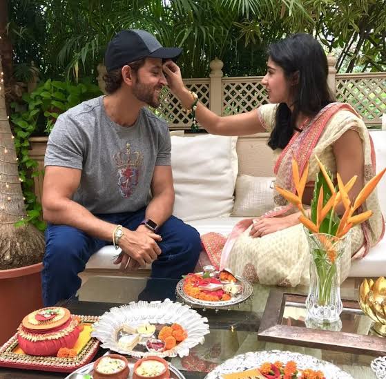 Hrithik Roshan's support to his sister is also very cute. While applying tilak to your brother, you should also get one such picture click.